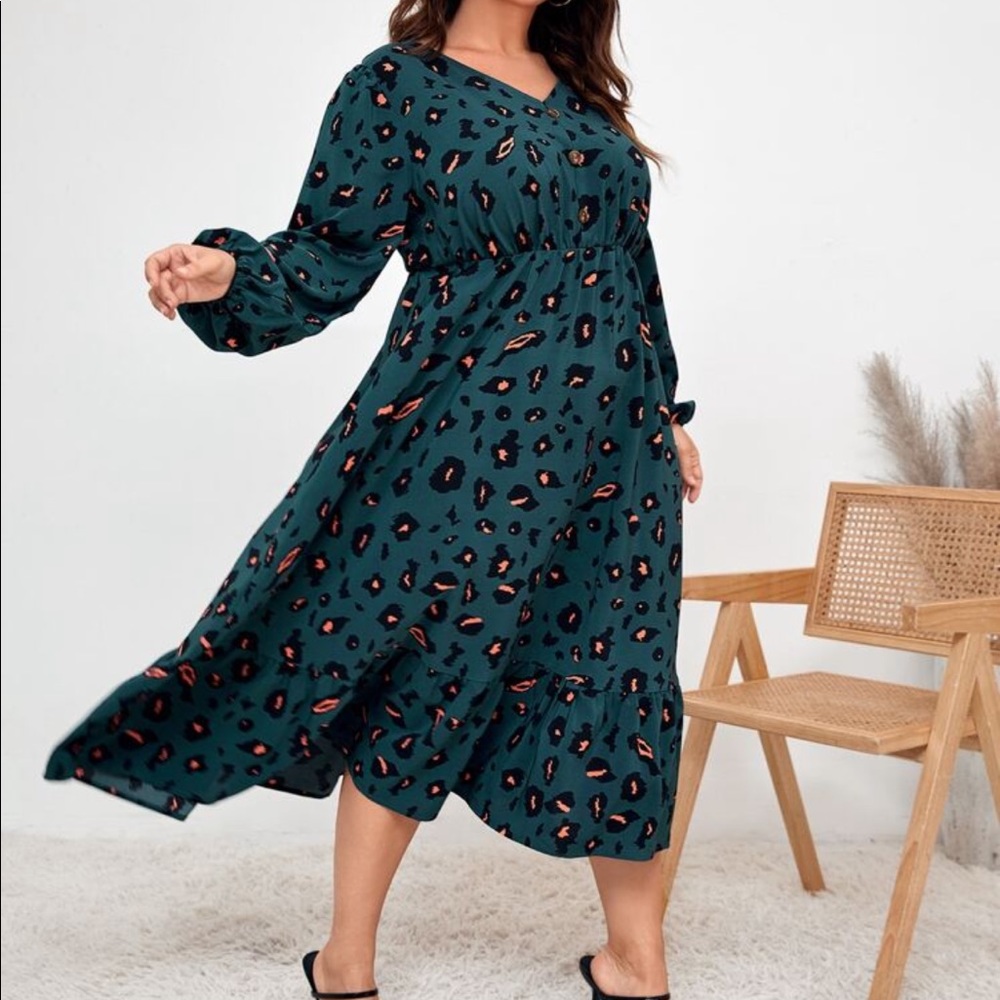 Plus Size Leopard Print Long Bishop Sleeve Dress - Picture 6 of 6